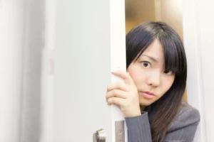 好きな気持ちを抑えている男性